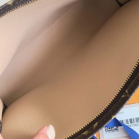 Louis Vuitton Toiletry Pouch 26 - Picture 3 of 6